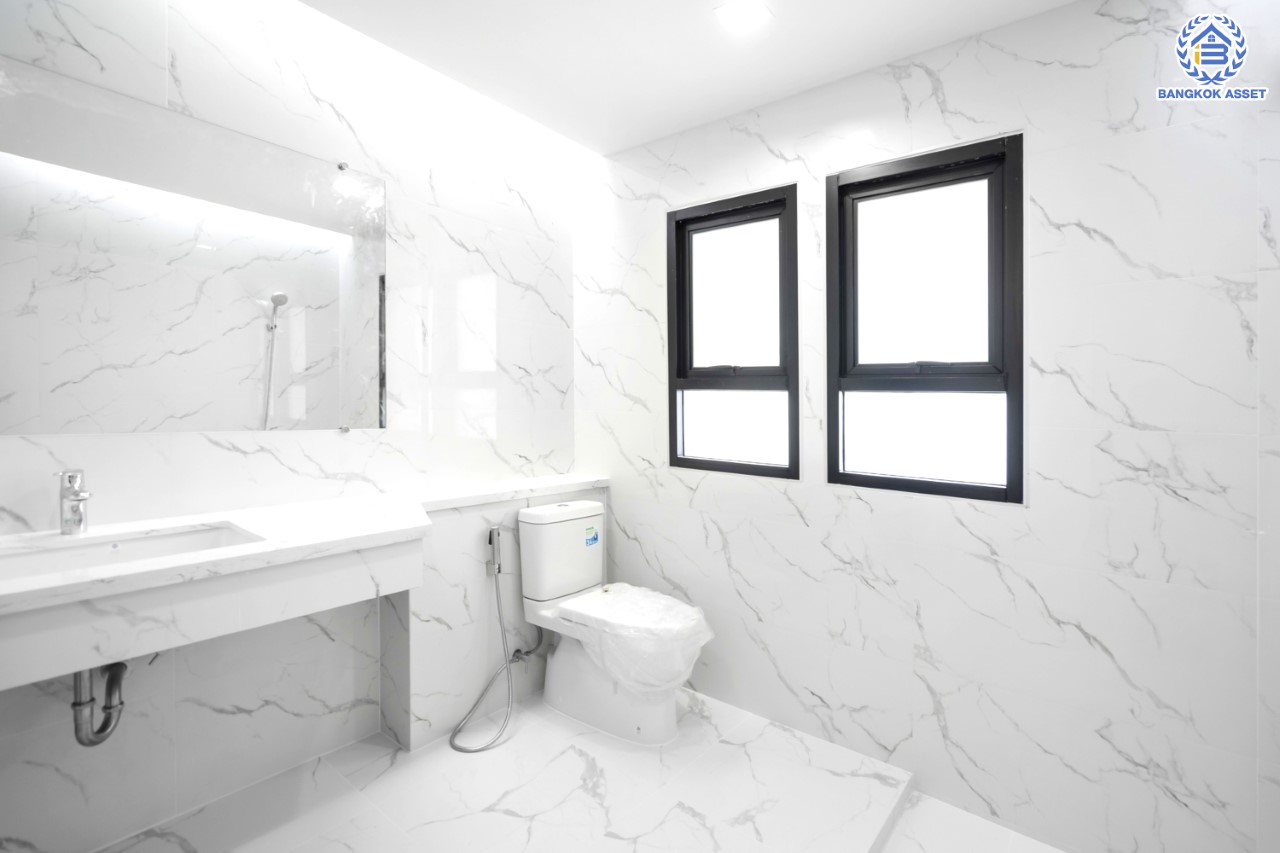 คฤหาสน์มือสองตกแต่งใหม่ โครงการ อักษรา พุทธมณฑลสาย3-บรมราชชนนี ตกแต่งหรูหรา เนื้อที่ 147 ตร.ว. พื้นที่ใช้สอยมากถึง 455 ตร.ม.!! ฟังก์ชันจัดเต็ม 4 ห้องนอนขนาดใหญ่ 5 ห้องน้ำ 1 ห้องแม่บ้าน จอดรถได้ 2 คัน พร้อมพื้นที่สนามหญ้าด้านข้างกว้างถึง 240 ตร.ม. บนทำเลเชื่อมต่อหลายเส้นทาง ใกล้เซ็นทรัลศาลายา, ม.มหิดล ทางคู่ขนานลอยฟ้าบรมราชชนนี และรายล้อมด้วยสิ่งอำนวยความสะดวกครบ!